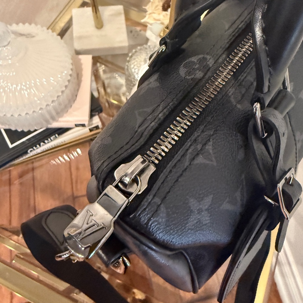 Louis Vuitton Keepall Bandoulière 25 Monogram Eclipse Reverse Canvas Bag - Picture 7 of 16